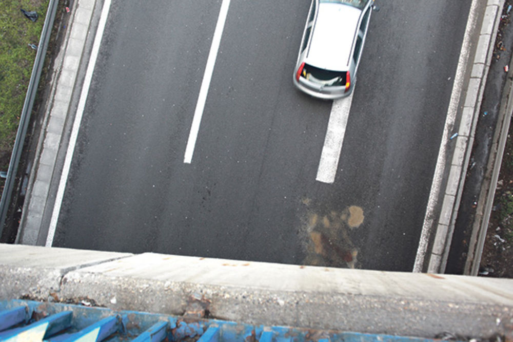 IZGUBILI SMO LJUDSKOST: Žena skočila s Plavog mosta, vozači zaobilazili leš na putu
