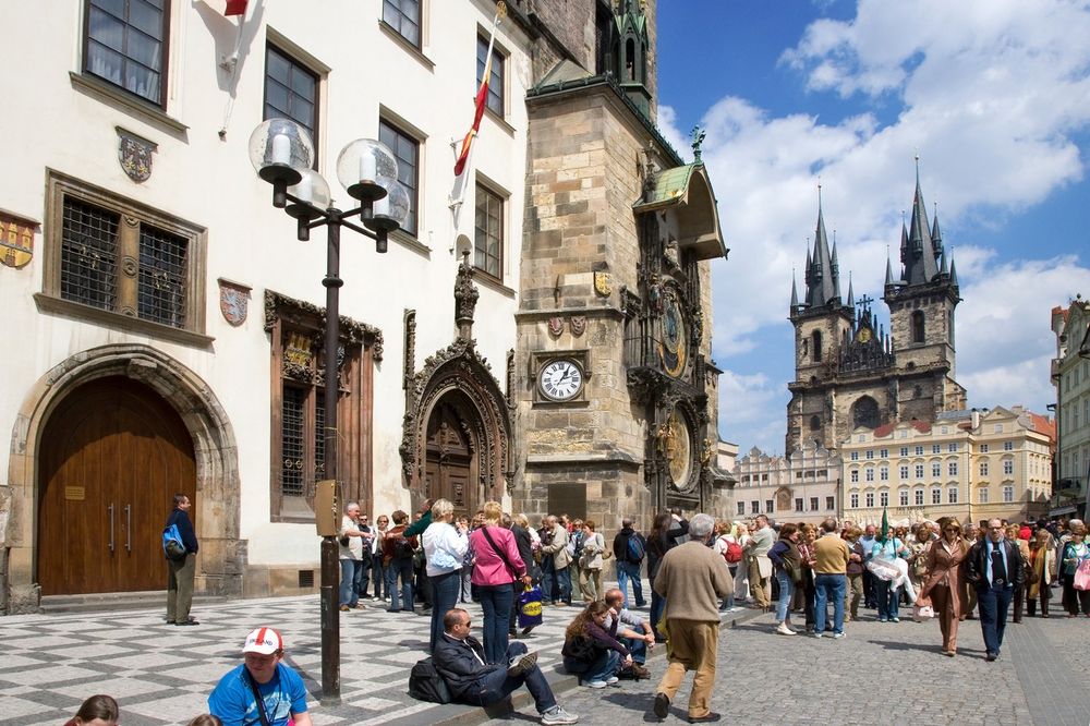 ŠOK U CENTRU PRAGA: Muškarac skočio sa tornja pred zapanjene turiste