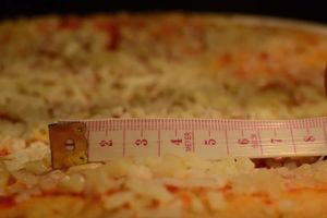 (FOTO) MATEMATIČKI TAČNO: Isecite picu na savršeno jednake delove