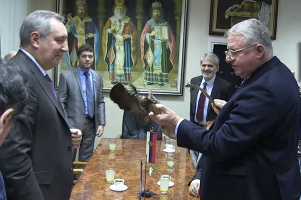FOTO I VIDEO NIJE OTIŠAO PRAZNIH RUKU: Rogozin posetio Šešelja i od domaćina dobio gusle