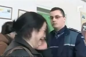 (VIDEO) PROFESORKA JE OŠAMARILA POLICAJCA: Kada joj je uzvratio...nije bilo naivno!