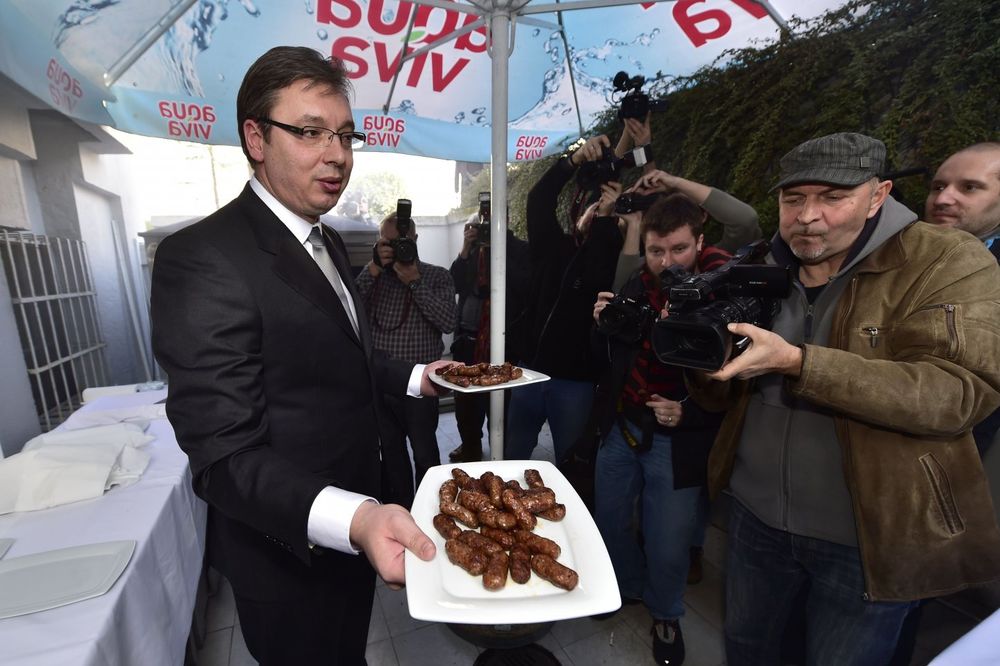 (FOTO) PRIJEM U VILI BOKELJKA: Vučić novinare posluživao ćevapima