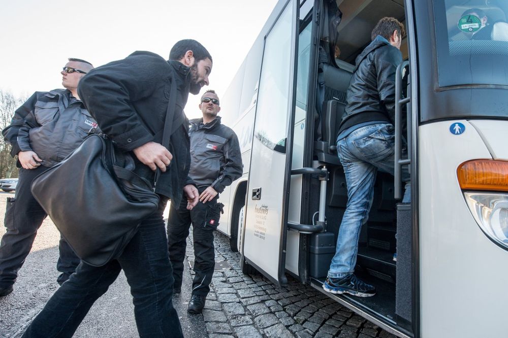 PREPUCAVANJE PREKO LEĐA MIGRANATA: Bavarski zvaničnik poslao autobus pun Sirijaca Merkelovoj