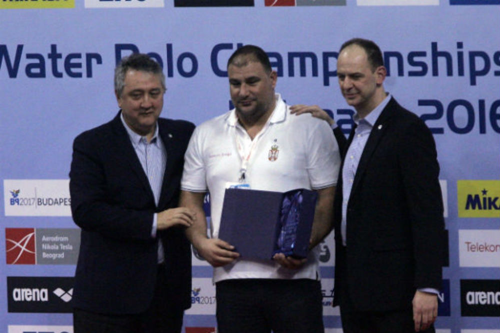 KOLEGE IZABRALE: Dejanu Saviću uručena nagrada za najboljeg trenera sveta