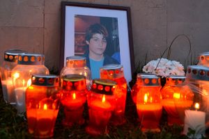 (FOTO) SVEĆE I CVEĆE ZA MAHIRA: Mostarske majke odale poštu tragično stradalom sarajevskom dečaku