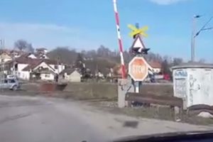 (VIDEO) JEZIV SNIMAK KOD VALJEVA: Voz prolazi dok je rampa podignuta!
