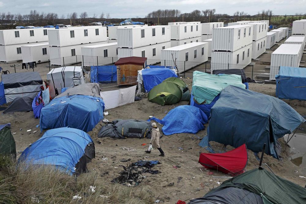 SELE SE IZ DŽUNGLE: Migranti iz Kalea prelaze iz šatora u opremljene kontejnere