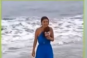 (VIDEO) Voditeljka izveštavala sa plaže, ali onda je naišao talas i skinuo joj bikini!