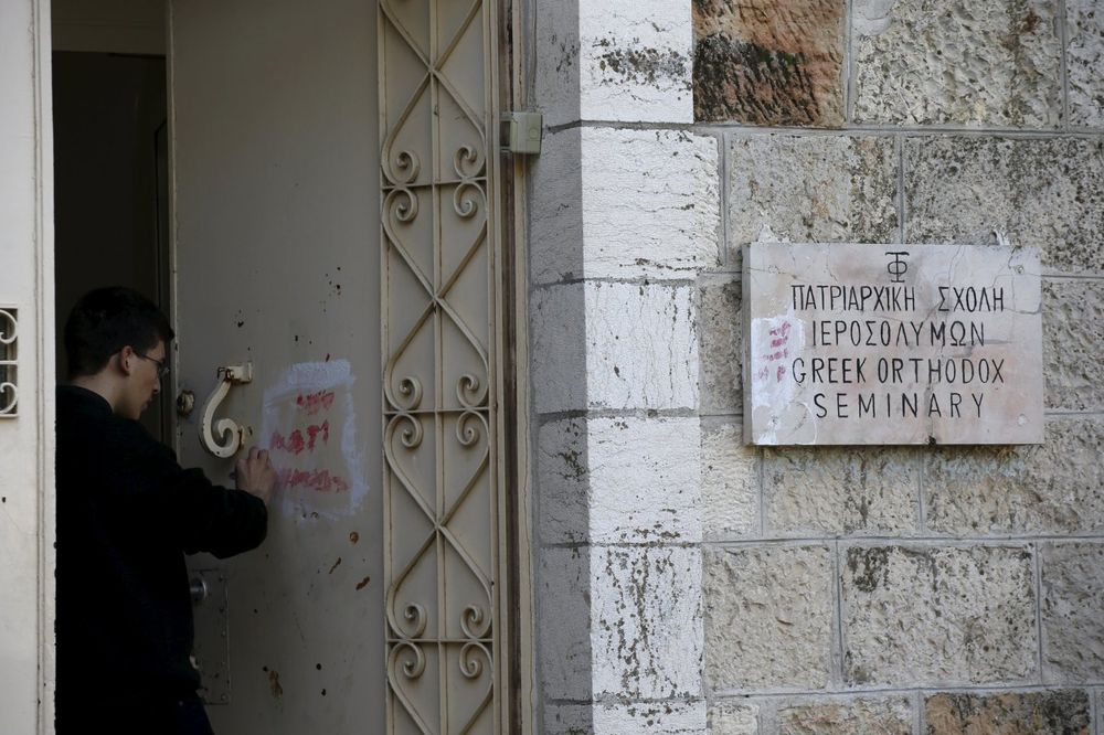 (FOTO) IŠVRLJALI PRAVOSLAVNU CRKVU U JERUSALIMU: Antihrišćanske poruke mržnje ostavljene na vratima