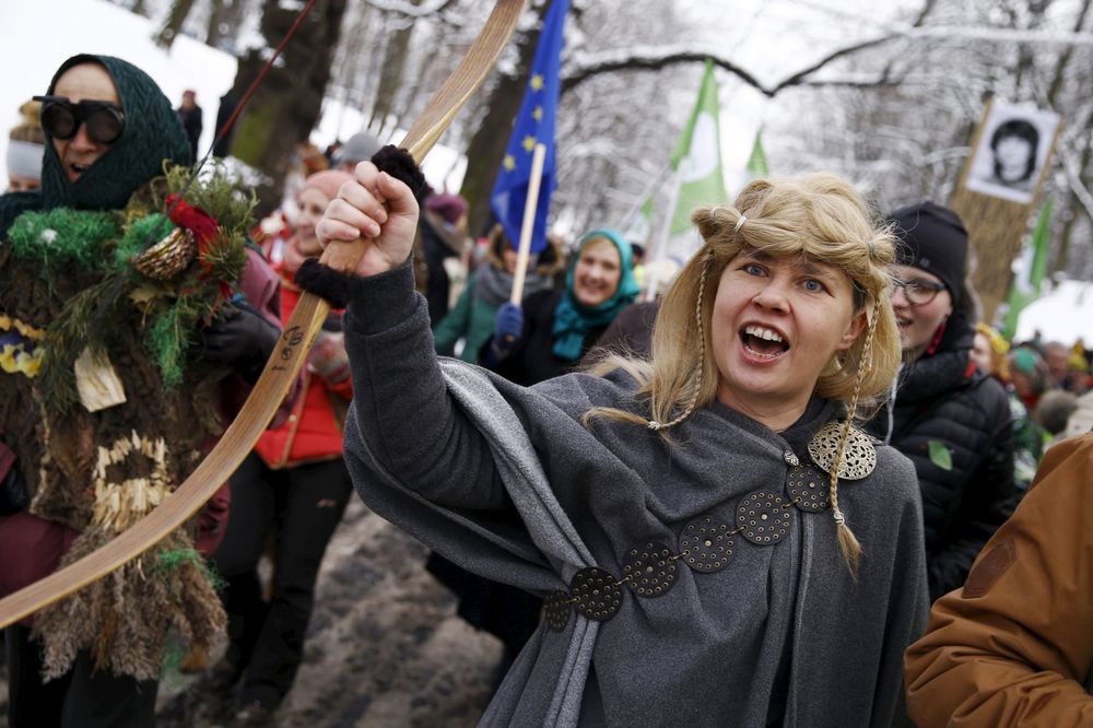 (FOTO) TOLKINOVI JUNACI NAPRAVILI PROTEST: Bune se zbog seče poslednje evropske prašume