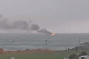 NA PALUBU, PA PREKO OGRADE: Zapalio se turistički brod, svi se spasili skokom u vodu