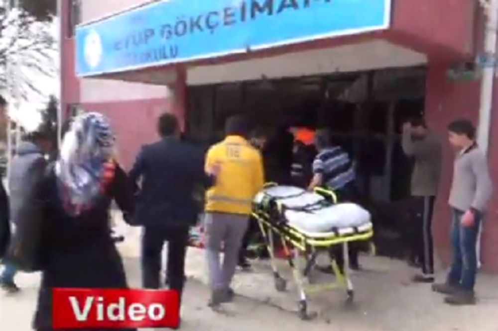 (VIDEO) GRANATA DOLETELA IZ SIRIJE: Dvoje mrtvih u eksploziji pred školom u Turskoj