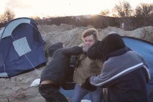 (VIDEO) ZAKON DŽUNGLE: Kamera snimila kako migranti pljačkaju novinare u Kaleu