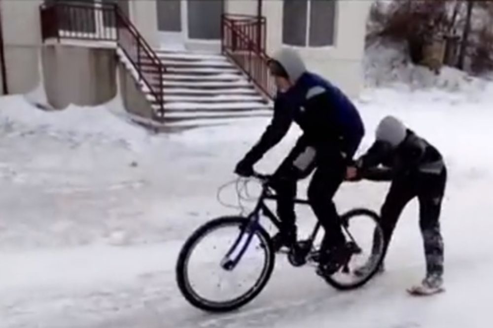 (VIDEO) IZUM CG TINEJDŽERA ZAPALIO INTERNET: Napravio bicikl za sneg, rešenje je skroz jednostavno!