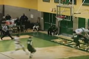 (VIDEO) U ISTOJ AKCIJI: Košarkaš dobio udarac u glavu, pa njome lupio u tablu i pao na parket