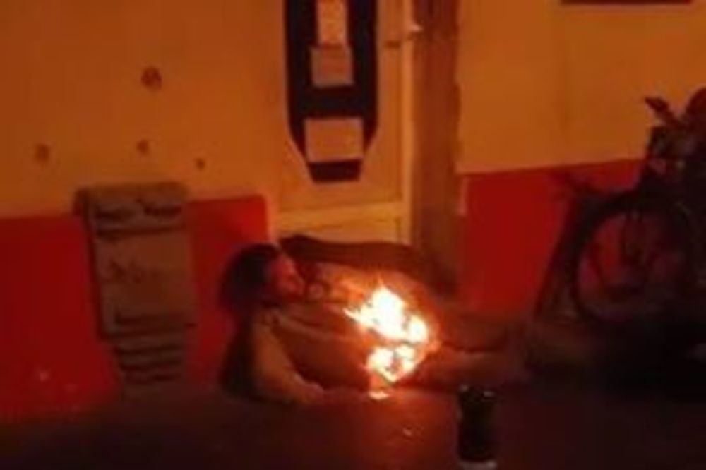 (VIDEO) BAŠ GA BRIGA ŠTO ĆE DA IZGORI: Zapaljeni čovek ležao na ulici u Novom Sadu