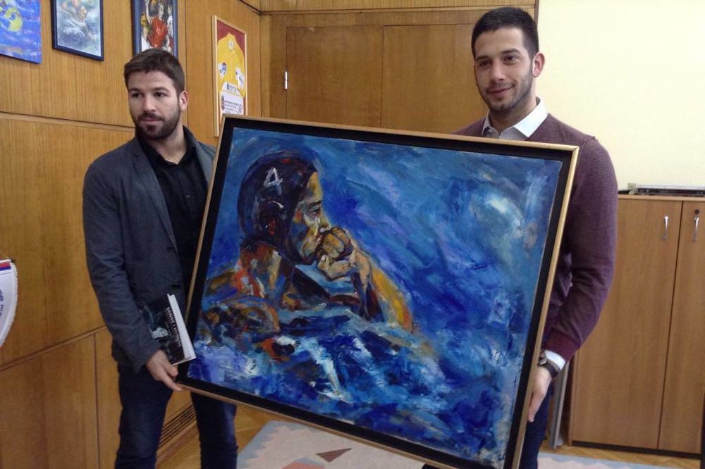 (FOTO) Mladi slikar poklonio Udovičiću portret kao uspomenu na vaterpolo karijeru