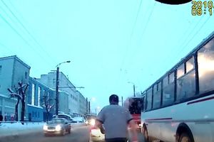 (VIDEO) BIZARAN POKUŠAJ SAMOUBISTVA: Skočio pod bus, pa samo ustao i otišao na posao