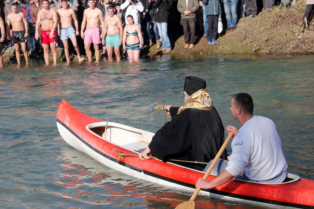 (FOTO) TVITER ODUŠEVLJEN: Amfilohije iz kanua bodrio plivače za Časni krst