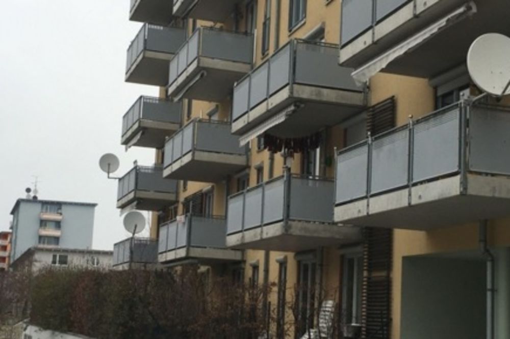 (FOTO) ZOV ZAVIČAJA: Evo šta Hrvati umesto veša suše po nemačkim balkonima!