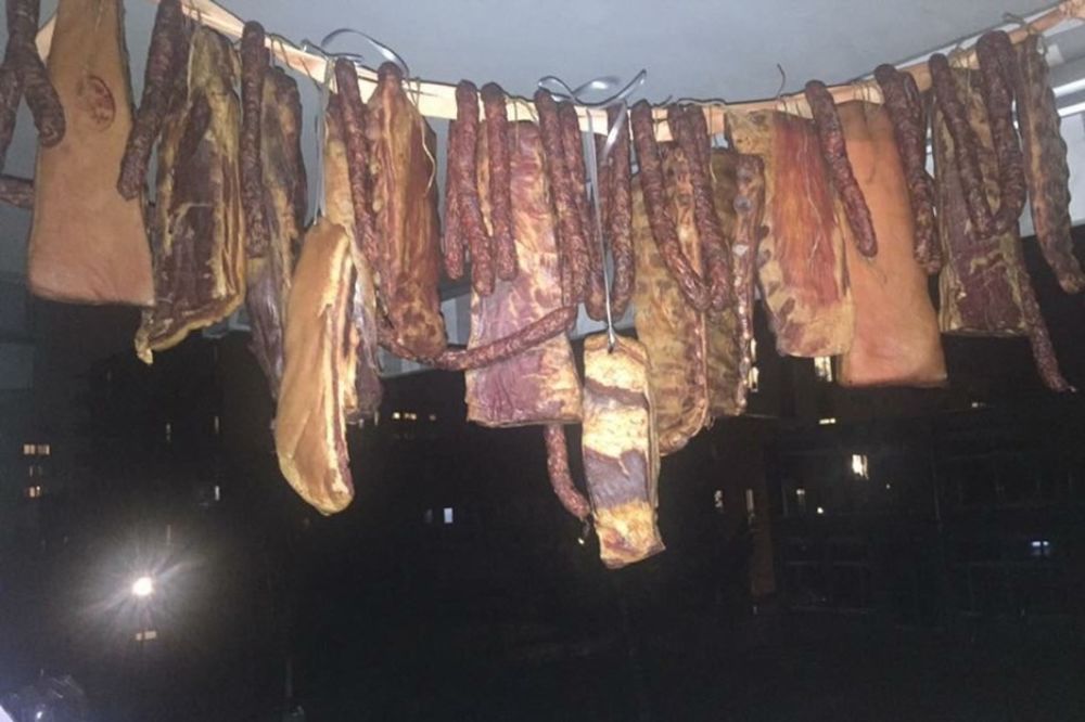 POČELA SEZONA KRAĐA DELIKATESA: Domaćinu iz Čačka ukrali 300 kg mesa iz sušare! Od dve svinje ostao komad slanine koji nisu videli