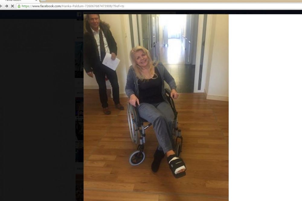 (FOTO) HANKA U KOLICIMA: Pevačica izašla iz bolnice!