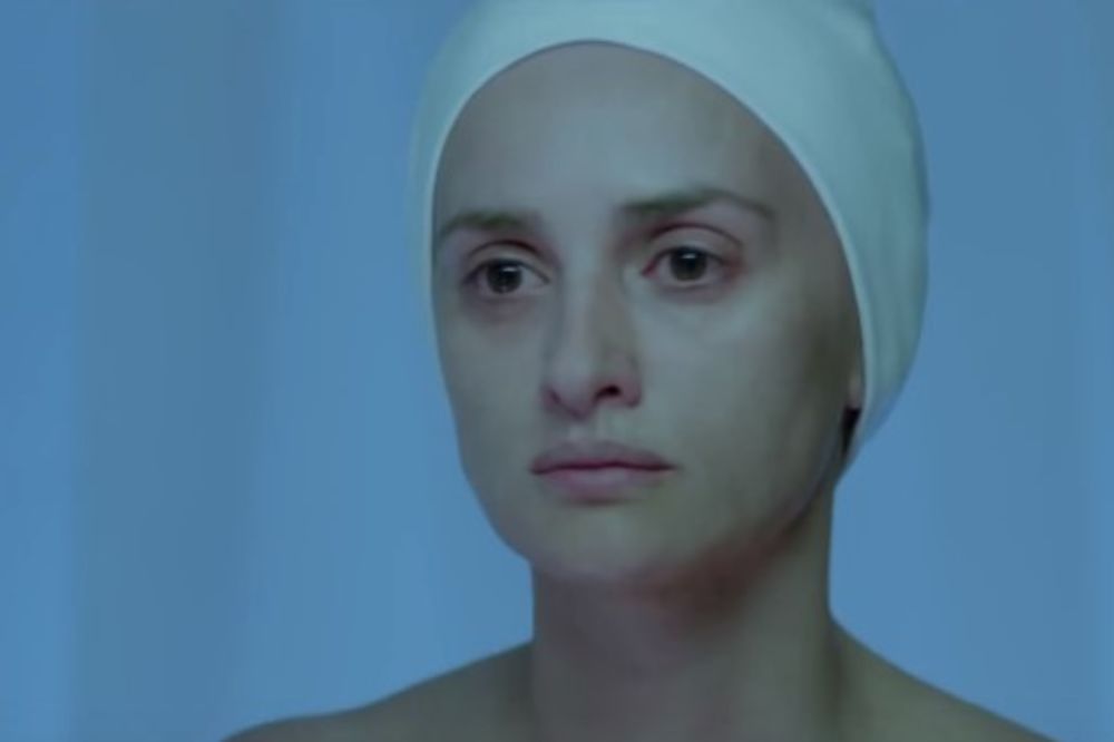 (VIDEO) Lepa glumica obrijala je glavu, a zbog razloga ćete zanemeti