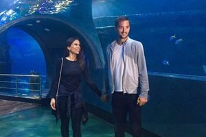 (FOTO) OPUŠTANJE PRED DUEL SA RAONIĆEM: Troicki sa devojkom posetio Akvarijum u Melburnu