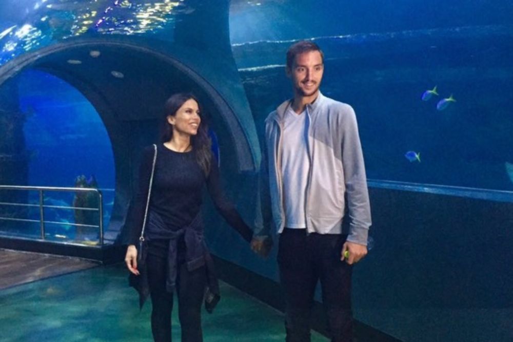 (FOTO) OPUŠTANJE PRED DUEL SA RAONIĆEM: Troicki sa devojkom posetio Akvarijum u Melburnu
