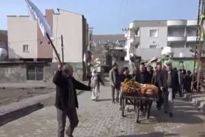 (VIDEO) INCIDENT U TURSKOM GRADU: Pucali na Kurde koji su mahali belom zastavom