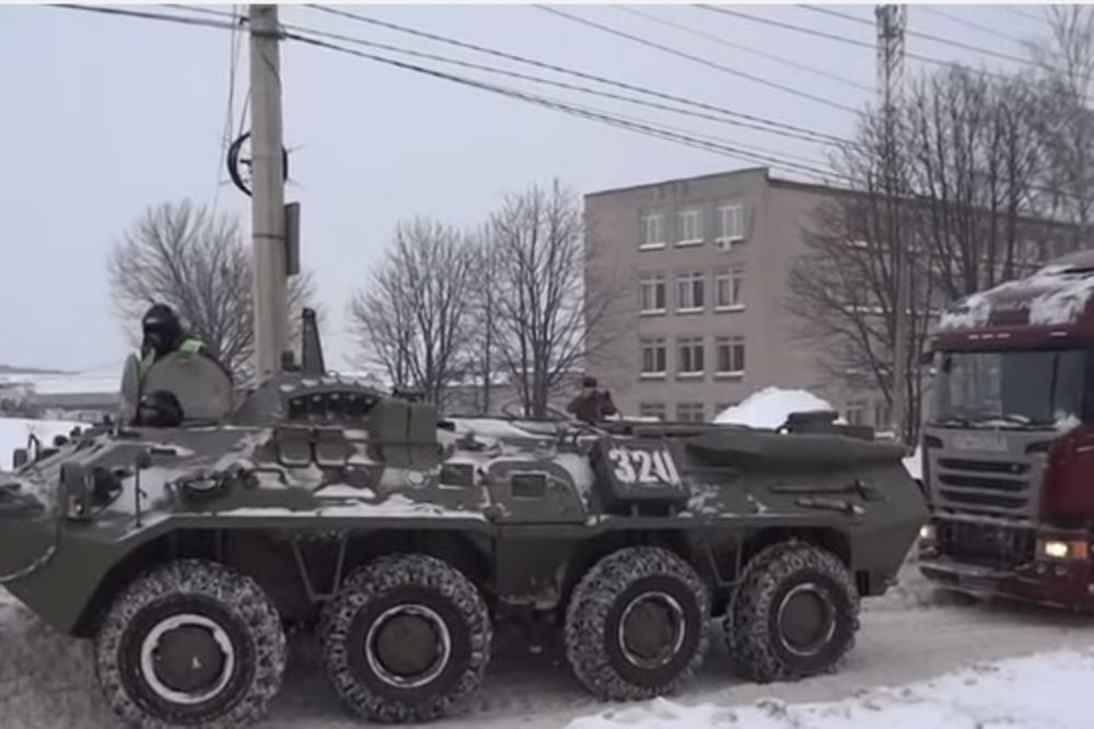 (VIDEO) MEĆAVA IM DOŠLA GLAVE: Kamion se zaglavio u snegu, morala vojska da ga izvlači