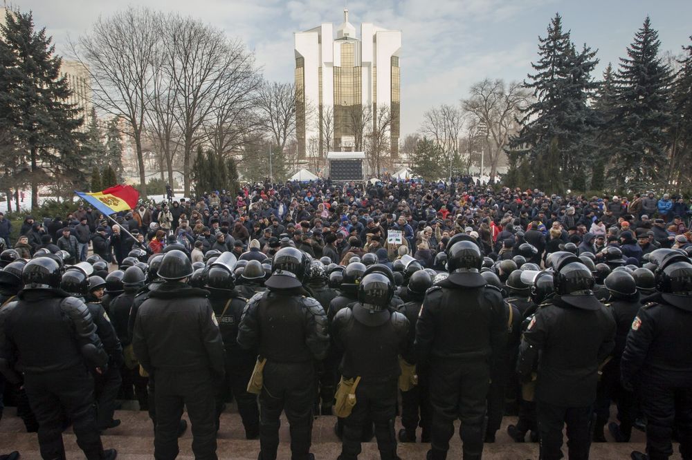 MOLDAVIJA NA NOGAMA: 3.000 ljudi protestovalo ispred državne televizije