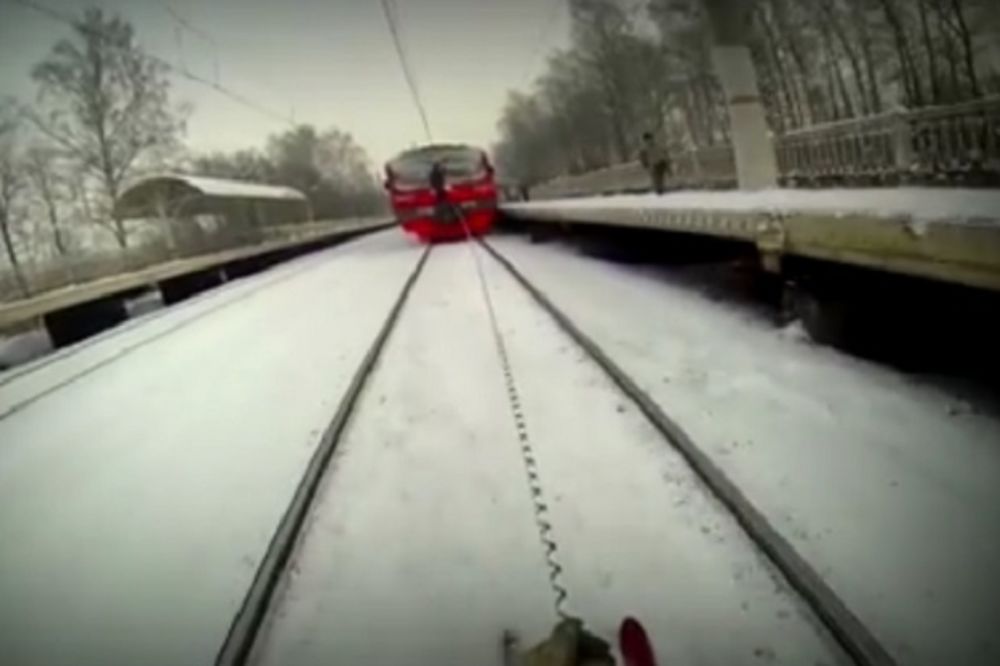 (VIDEO) TAKO TO RADE RUSI: Zakačio se za tramvaj i skijao po Sankt Peterburgu