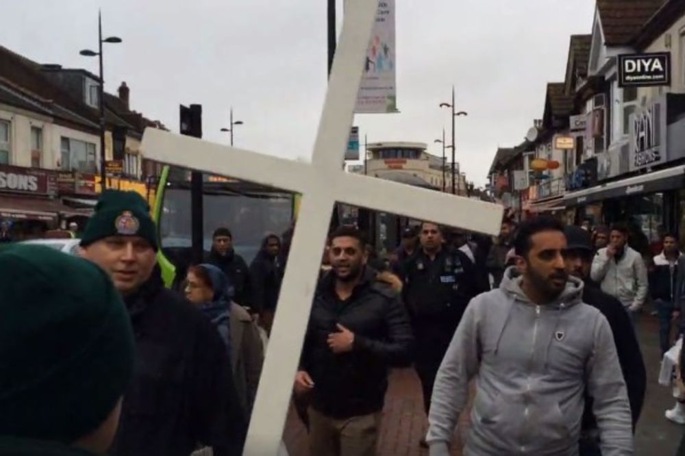 (VIDEO) BRITANSKI MUSLIMANI ZAMALO LINČOVALI HRIŠĆANE: Napali ih zbog protesta protiv džihadizma