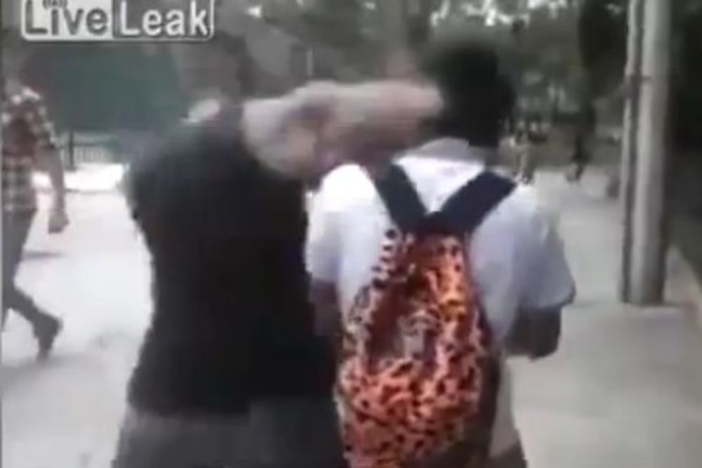 (VIDEO) Dečak se vraćao iz škole kada ga je siledžija napao. Neverovatan potez će vas oduševiti