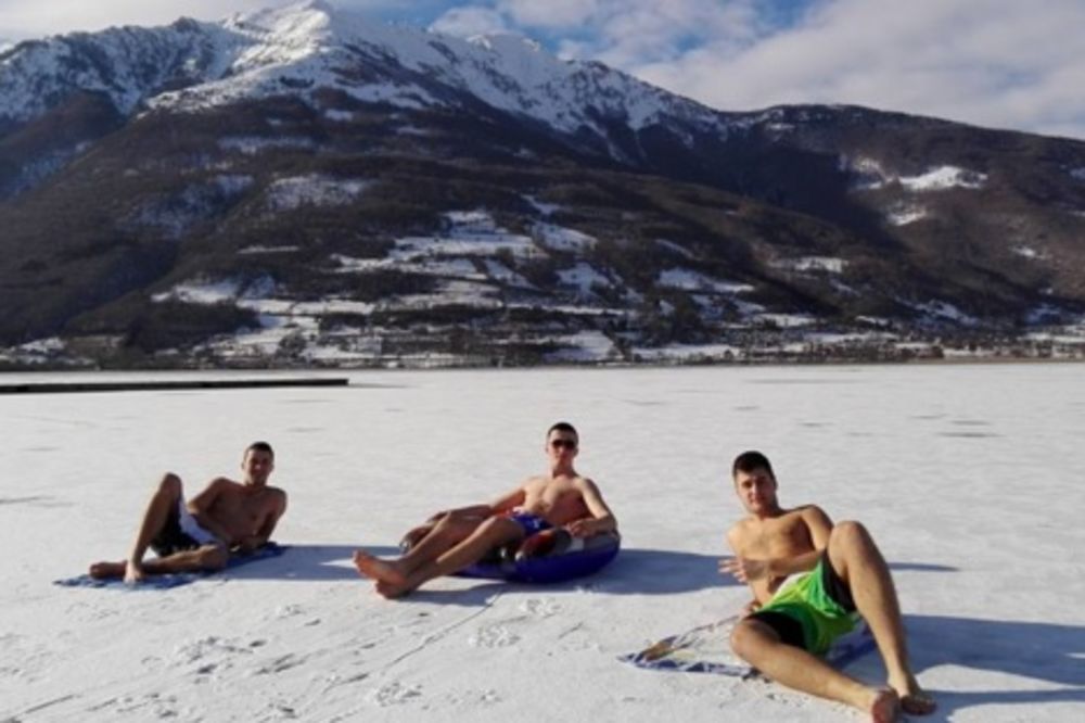 (FOTO) OVI MOMCI CRNOGORCI SU HIT: Đetići se poskidali u gaće kupaće pa na led!