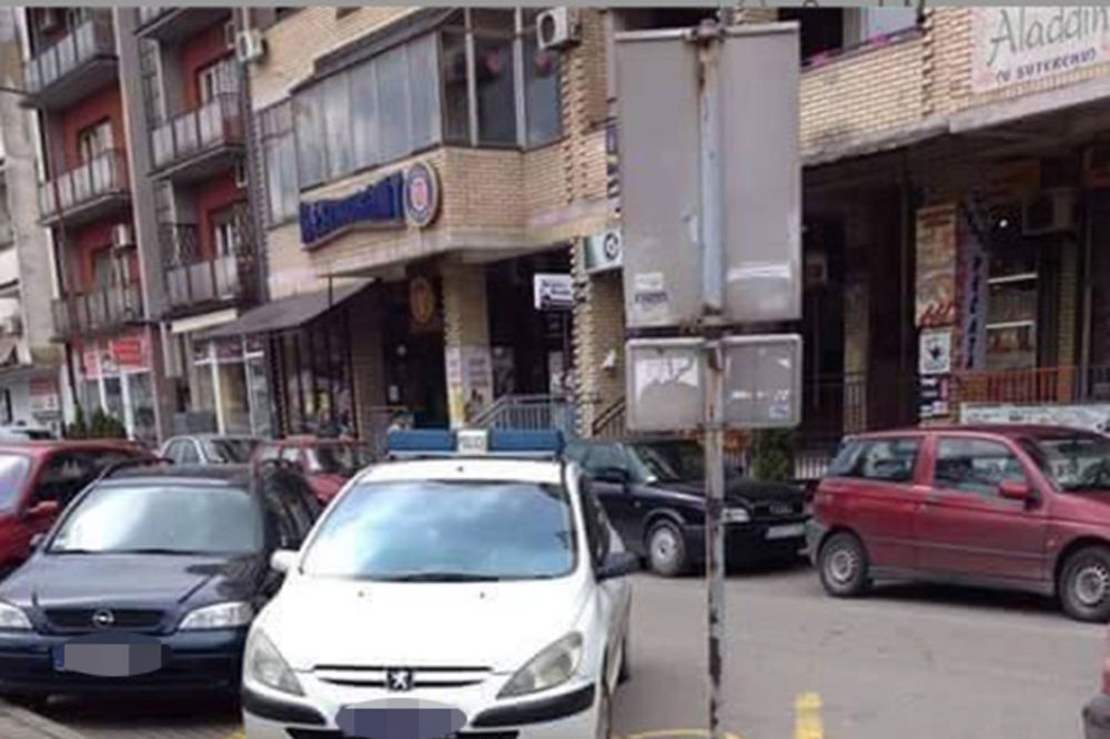 (FOTO) ČITALAC KURIRA JAVLJA: Loznička policijo, pa zar se tu parkira?