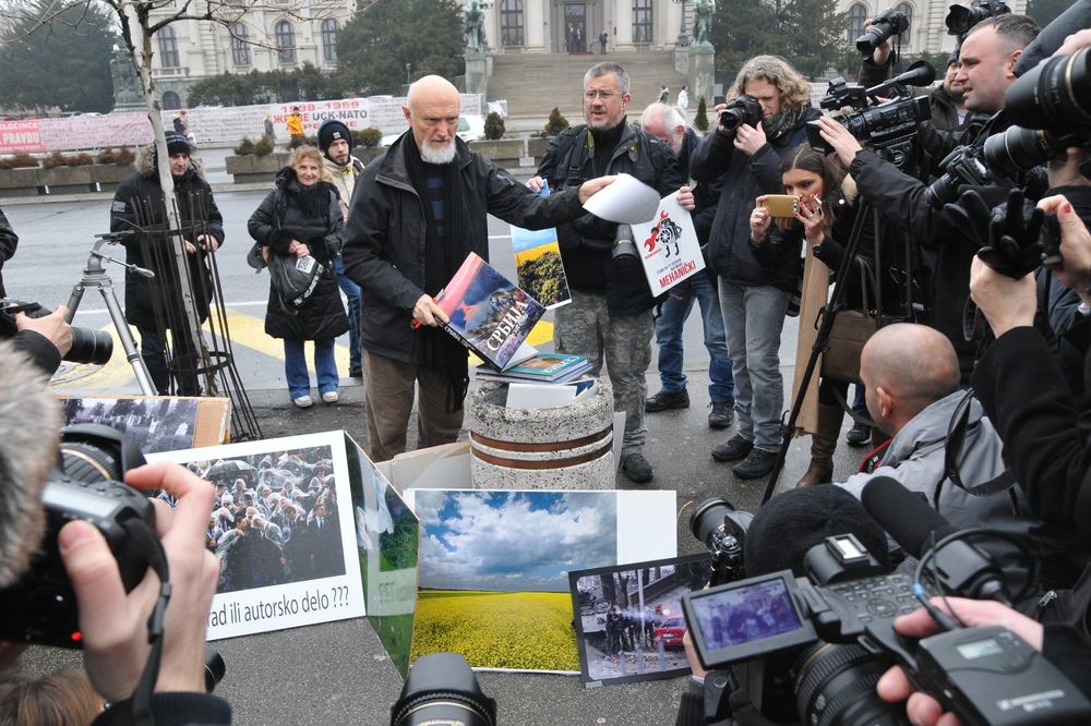 (FOTO) PROTEST FOTOREPORTERA ISPRED SKUPŠTINE: Cepali fotografije zbog novog Predloga zakona
