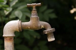 TUŠIRAJU SE NA LONČE: Smederevska Palanka tokom dana  bez vode za piće