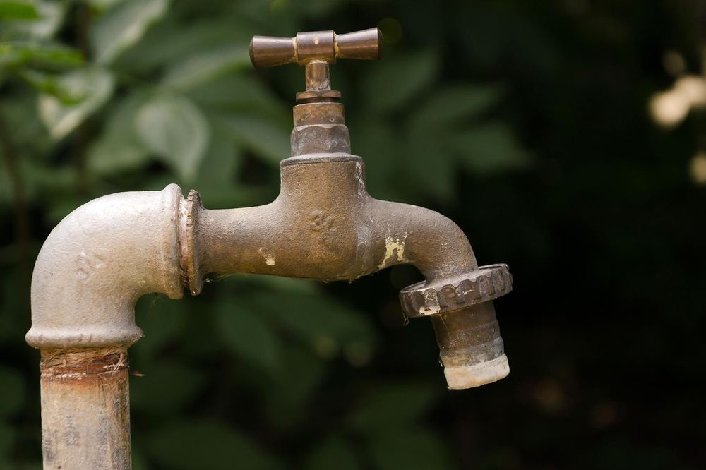 TUŠIRAJU SE NA LONČE: Smederevska Palanka tokom dana  bez vode za piće