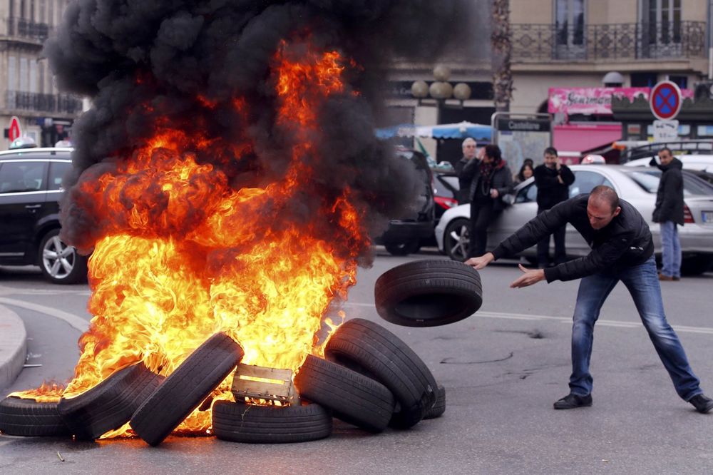 (FOTO I VIDEO) GORI FRANCUSKA: Taksisti blokiraju puteve, pale gume, 20 uhapšeno