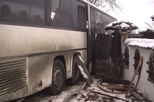 (VIDEO) UDES KOD VRANJA: Autobus sleteo s puta pravo u zid kafane