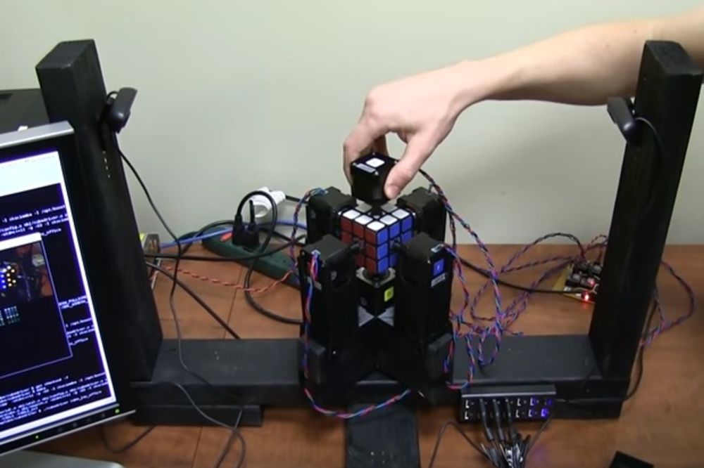 (VIDEO) NAJTEŽA ŠARENA SLAGALICA: Ovaj robot može da reši Rubikovu kocku za sekund