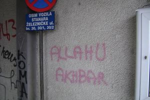 (FOTO) PROVOKACIJA U ČAČKU: Ispisan grafit Alahu akbar