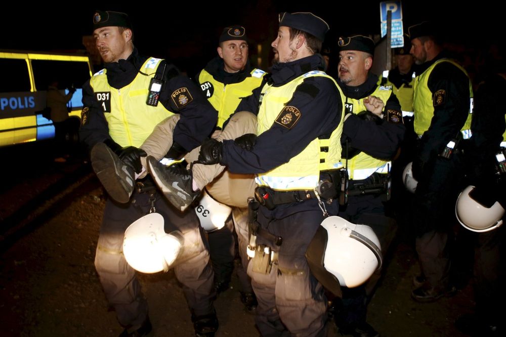 OPET NAPAD MIGRANATA U ŠVEDSKOJ: Silovali dečaka pa napali policiju kada je došla da ga spasi
