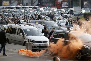 (VIDEO) POBUNA TAKSISTA U PARIZU: Nastavili štrajk iako ih je policija gađala suzavcem