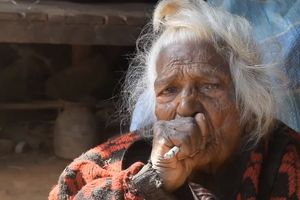 (VIDEO) MEDICINSKI FENOMEN: Ona ima 112 godina, a već 95 puši 30 cigareta dnevno!