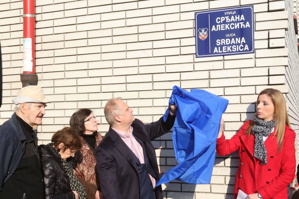 SEĆANJE NA HEROJA: U Beogradu otkrivena tabla sa nazivom ulice Srđana Aleksića