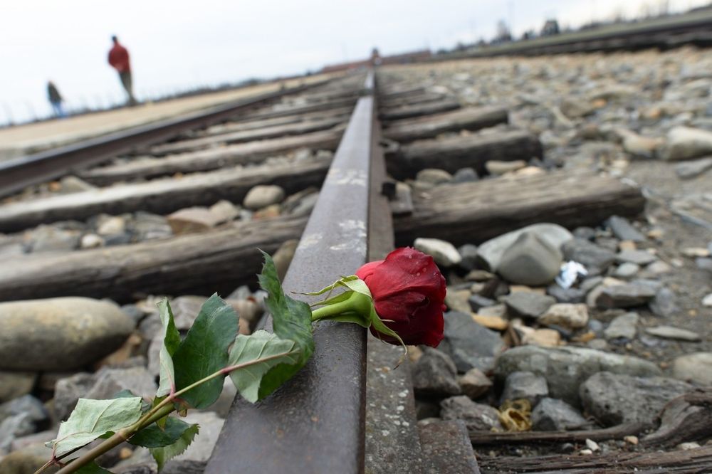 NA DANAŠNJI DAN OSLOBOĐEN LOGOR SMRTI: Preživeli Aušvica odali počast žrtvama holokausta