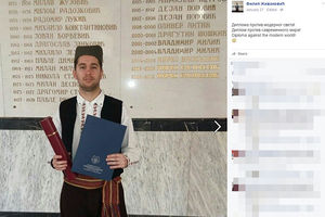 (FOTO) ODUŠEVIĆE VAS NJEGOV RAZLOG: Filip (24) diplomu primio u srpskoj narodnoj nošnji!